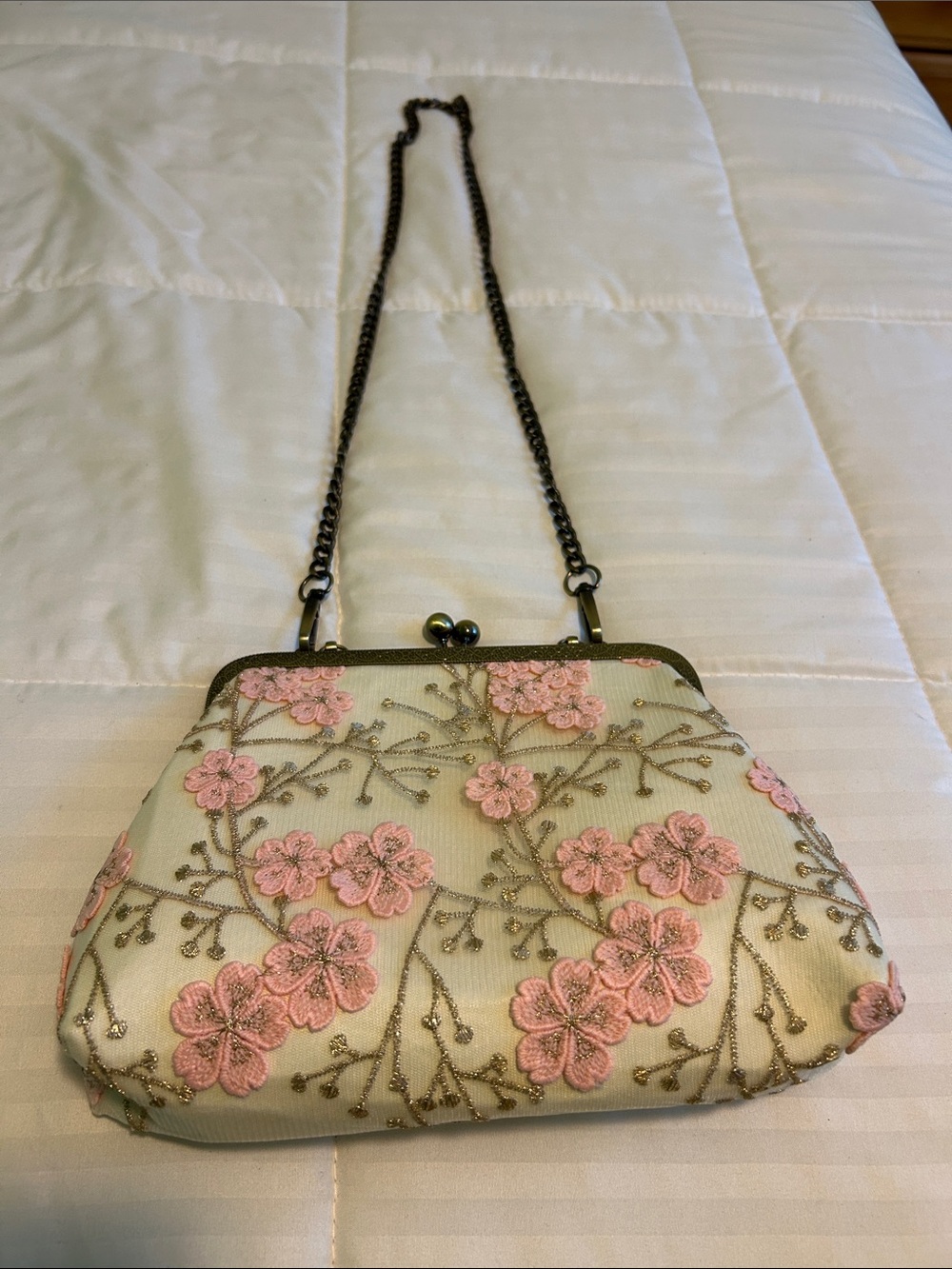 Embroidered Pink Floral Pearl-Frame Clutch with Chain Strap- retro style